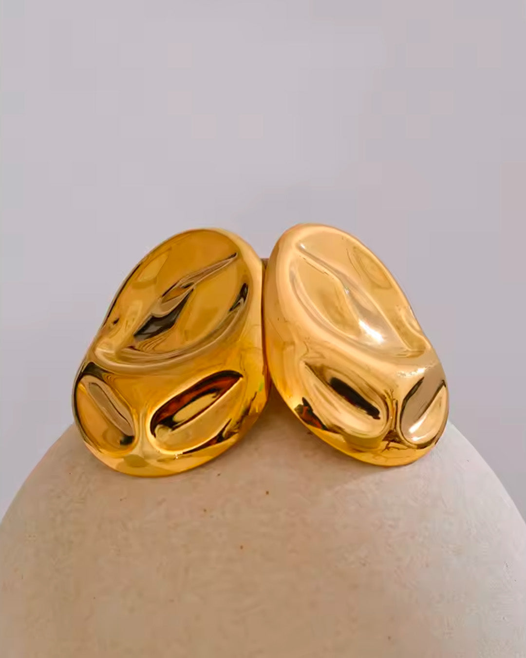 Brinco Feminino Dourado Design Orgânico Elegante