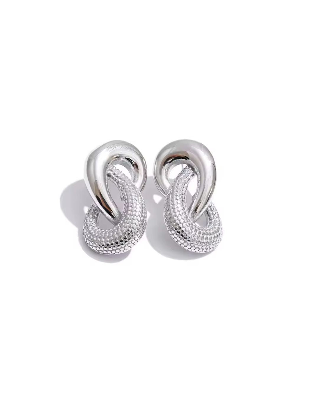 Brinco Feminino Dourado Design Entrelaçado Sofisticado