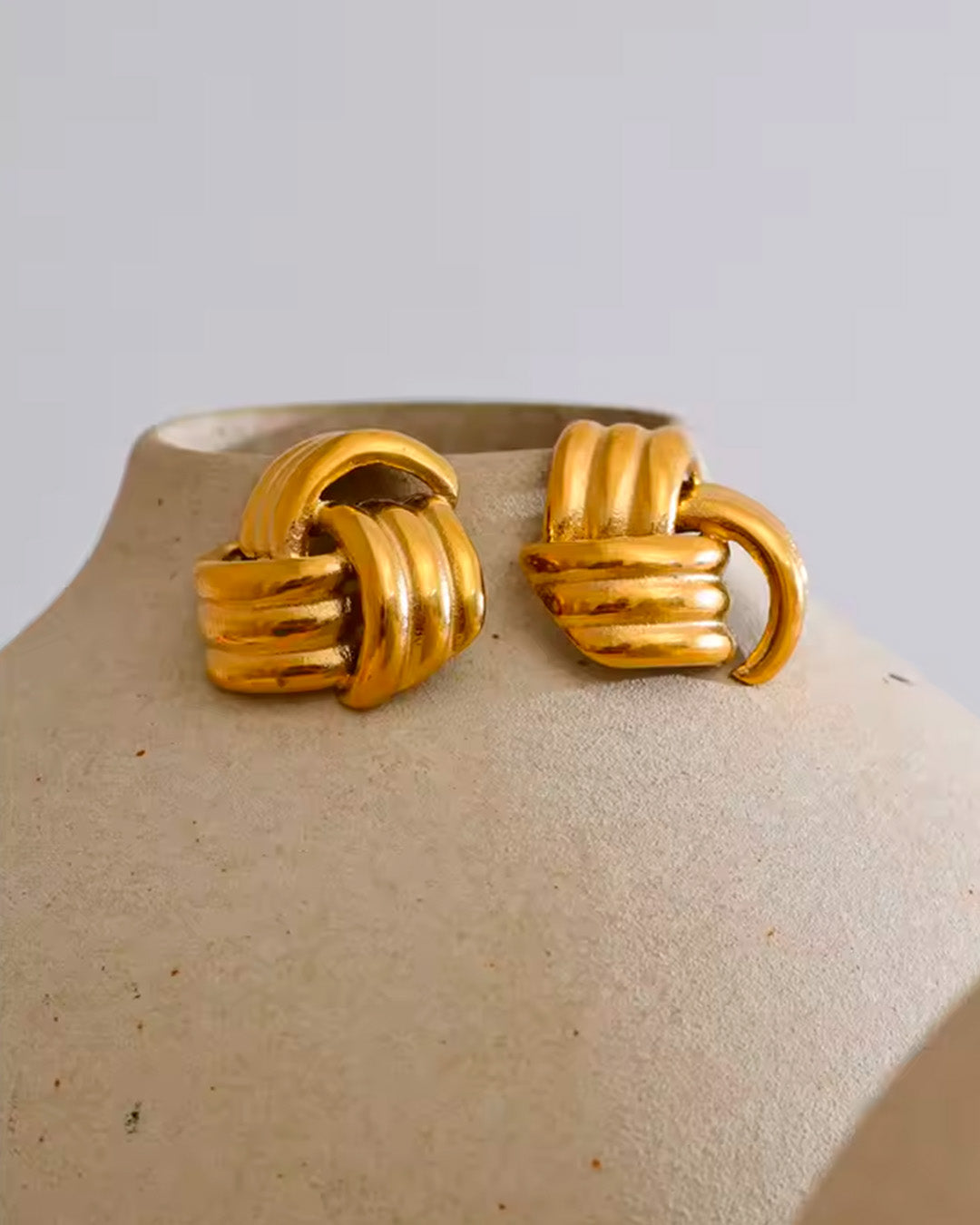 Brinco Feminino Dourado Nó Elegante Minimalista