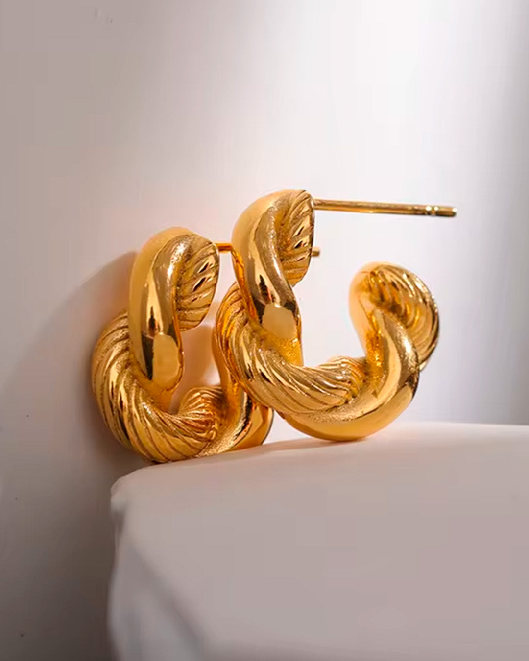 Brinco Feminino Dourado Design Trançado Moderno