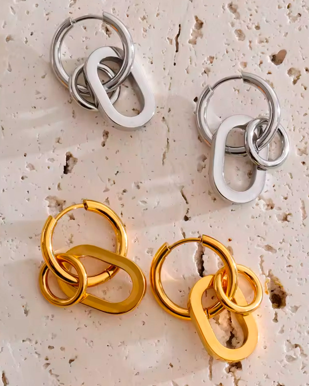 Brinco de Argola Feminino com Elo Dourado Elegante