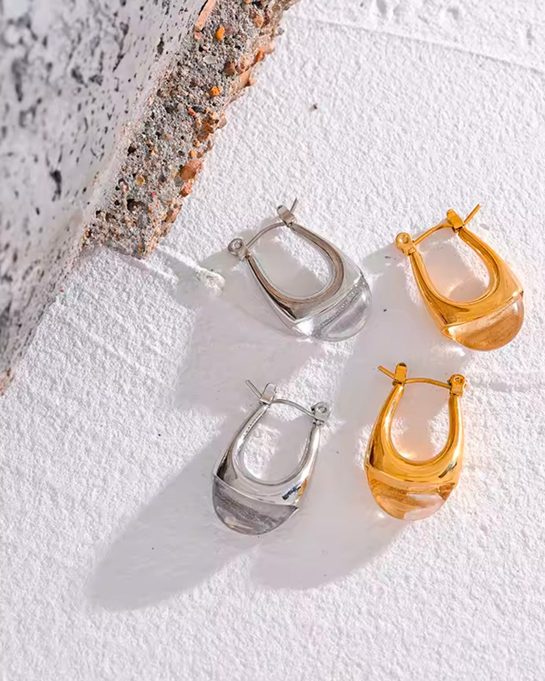 Brinco de Argola Feminino com Gota Transparente Dourado