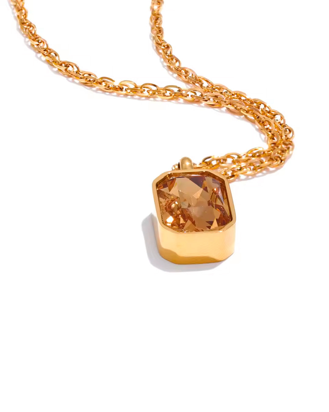 Colar Feminino Dourado com Zircônia Quadrada Elegante