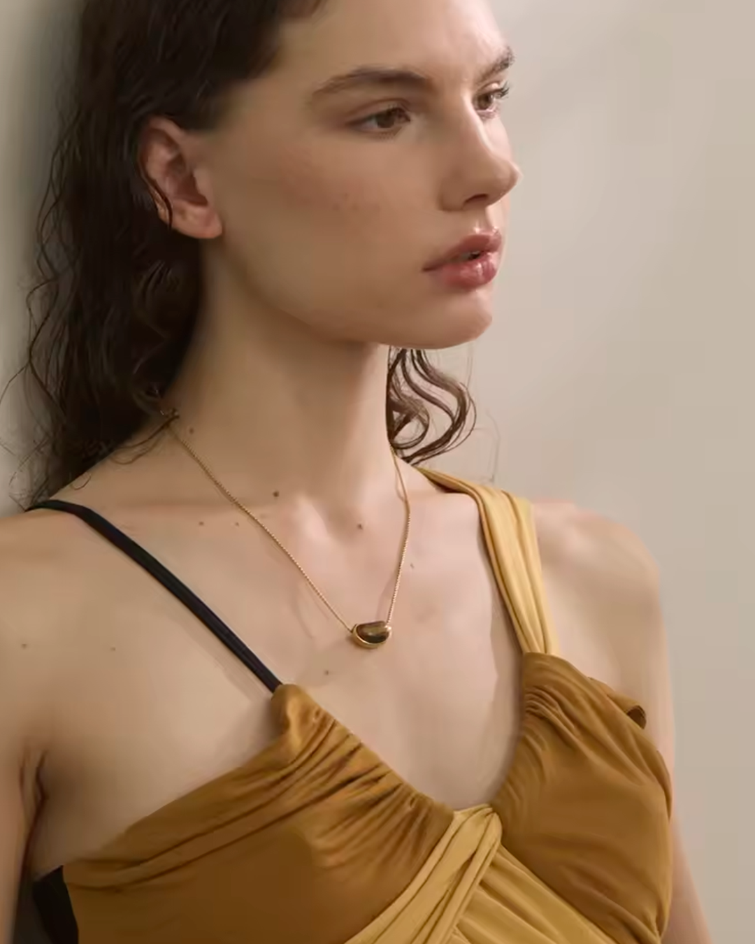 Colar Feminino Dourado com Pedra Oval Elegante