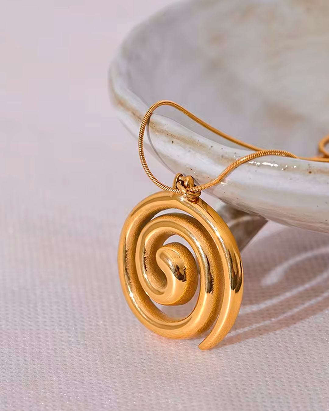Colar Feminino Dourado Espiral Elegante