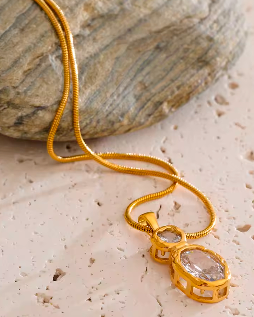 Colar Feminino Dourado com Zircônias Elegante