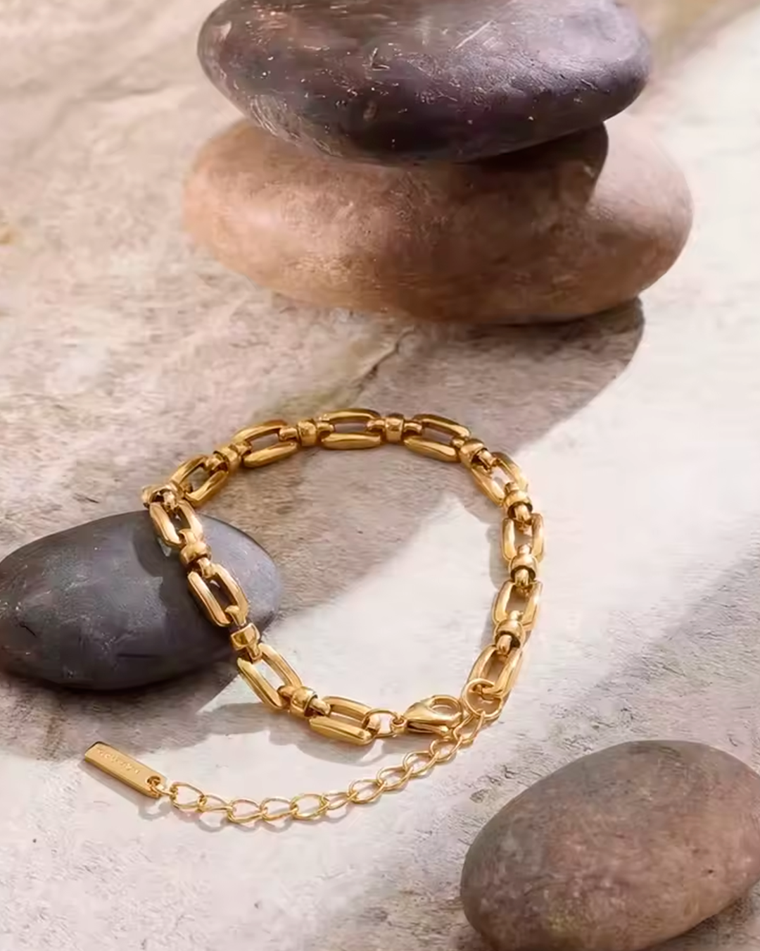 Pulseira Feminina Dourada com Elos Elegante