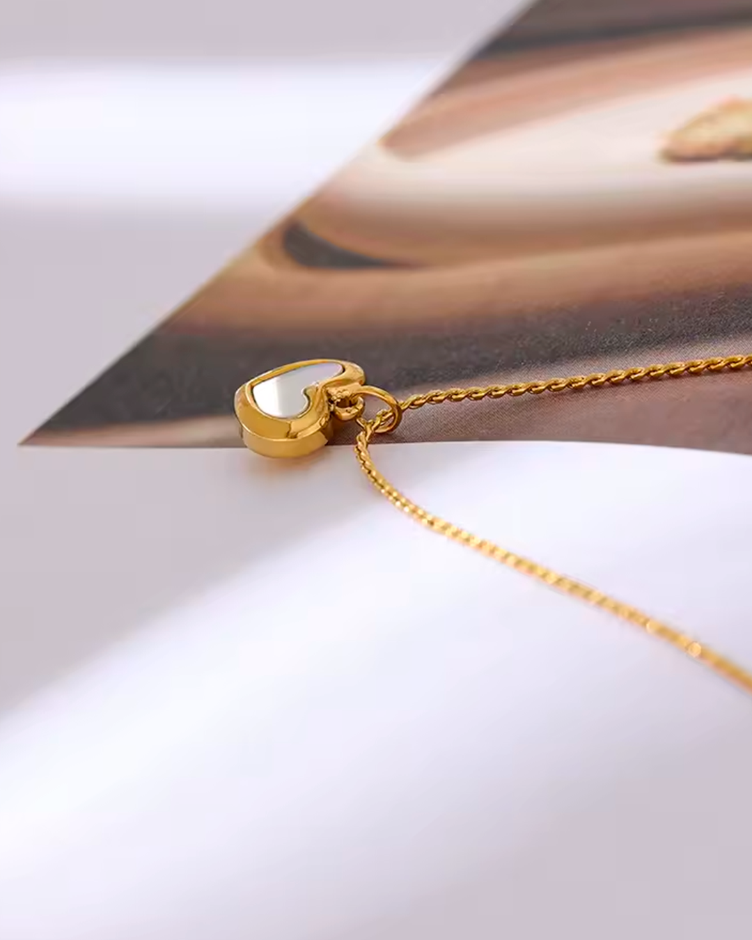 Colar Feminino Coração Vazado Dourado Elegante