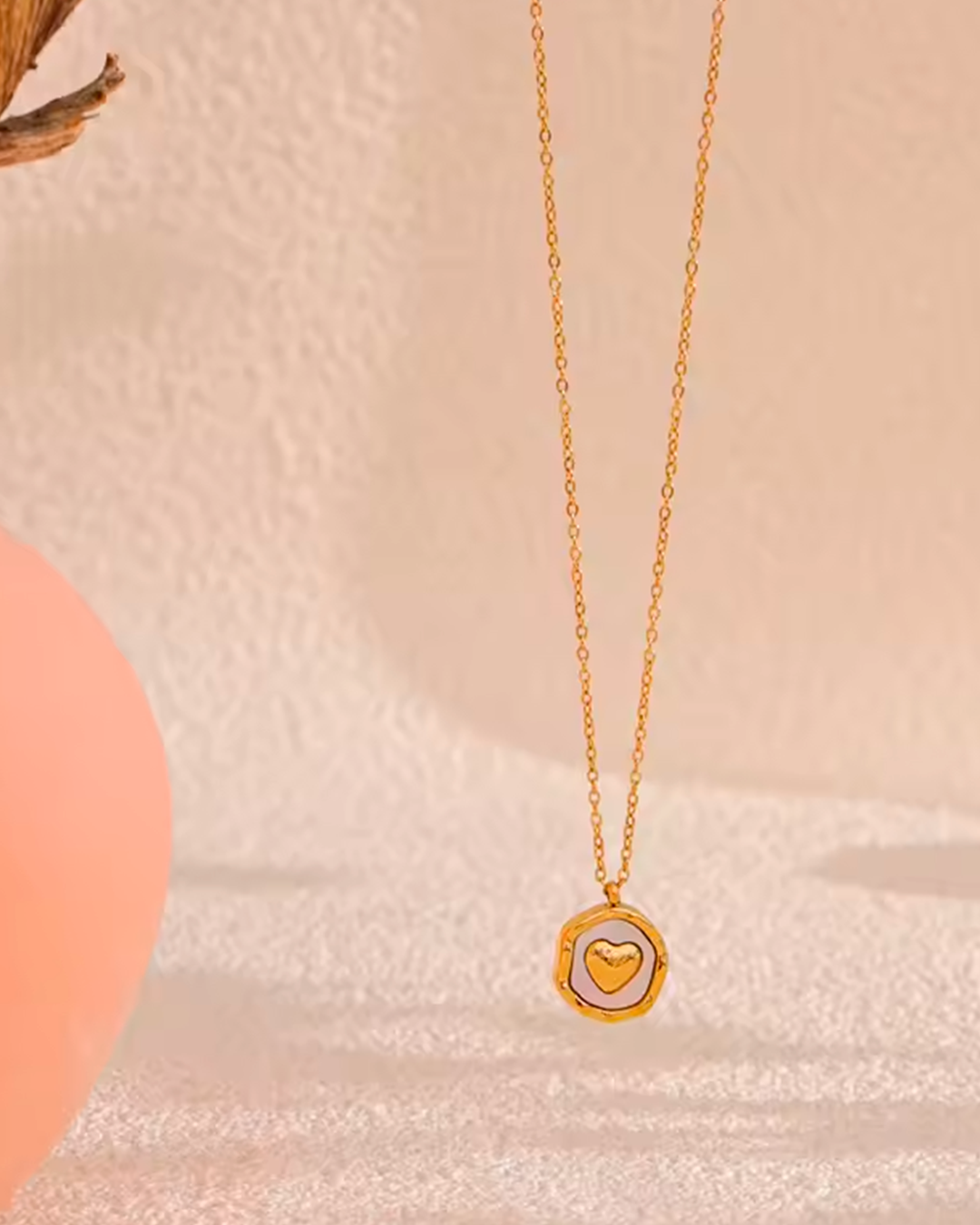Colar Feminino Dourado Pingente Coração com Madrepérola