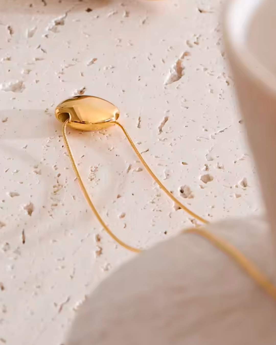 Colar Feminino Dourado com Pingente Orgânico Elegante