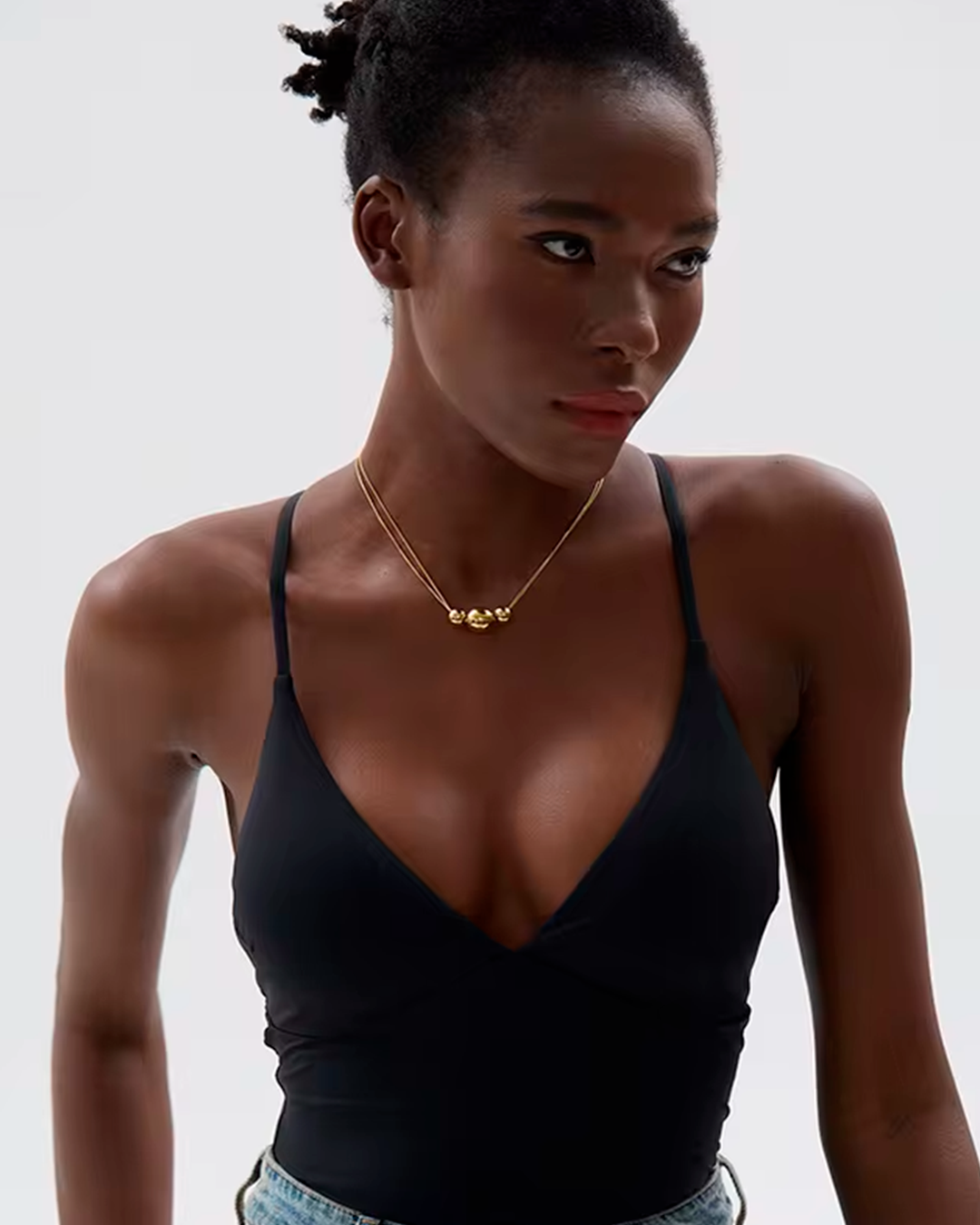 Colar Feminino Dourado com Esferas Elegante