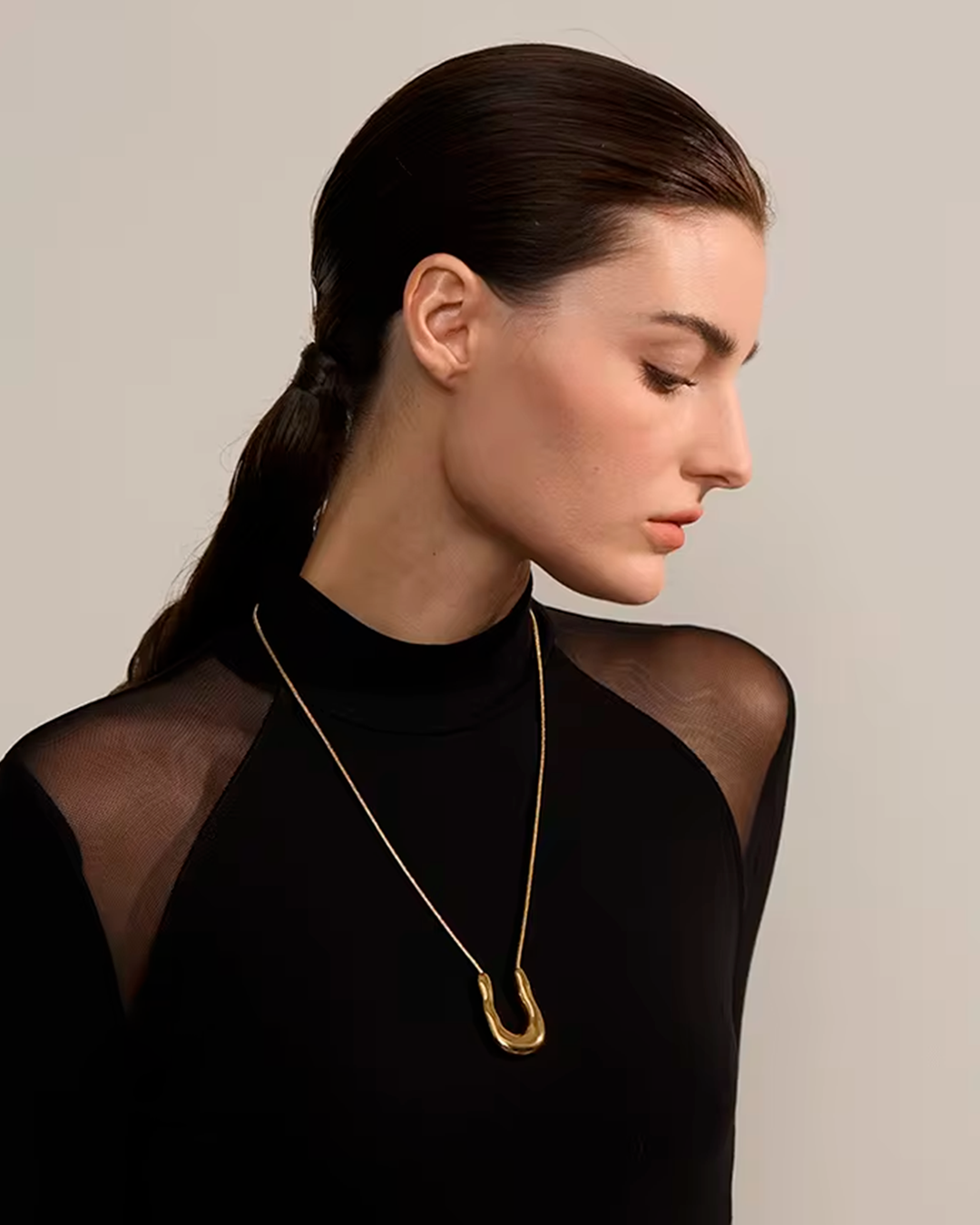 Colar Feminino Dourado com Pingente Ferradura Elegante