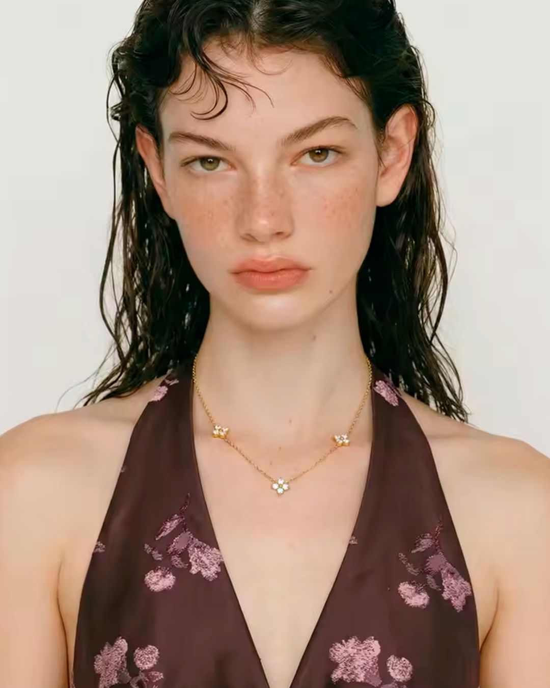 Colar Feminino Flor com Zircônia Dourado Elegante