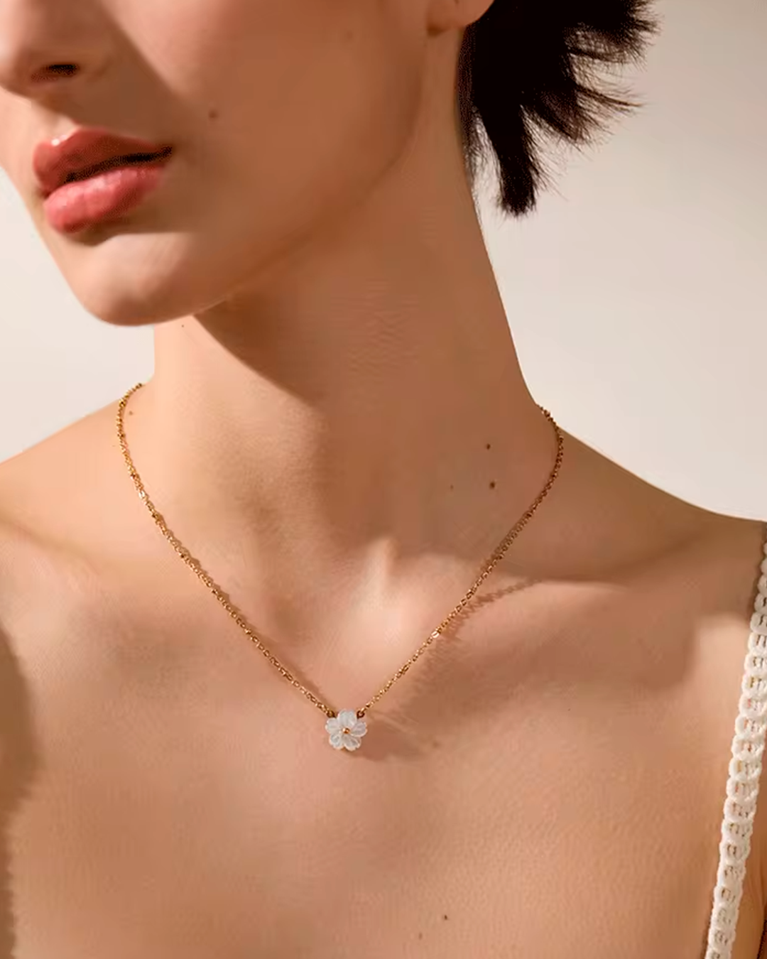 Colar Feminino Flor com Pérola Dourado Elegante