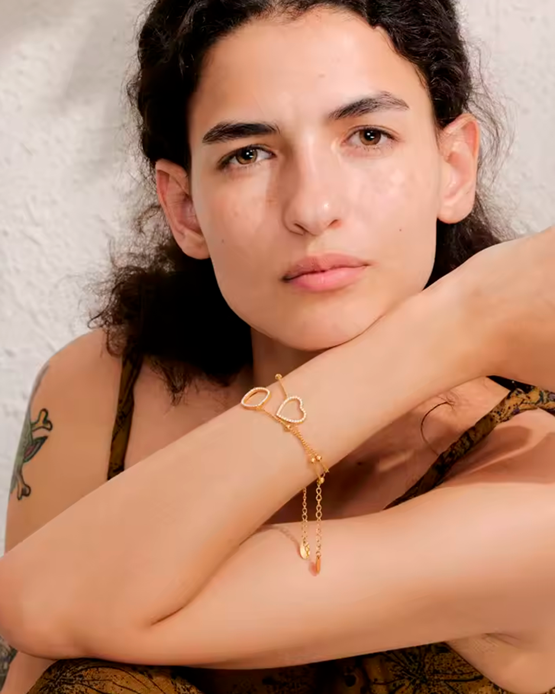 Pulseira Feminina Coração com Zircônia Dourada Elegante