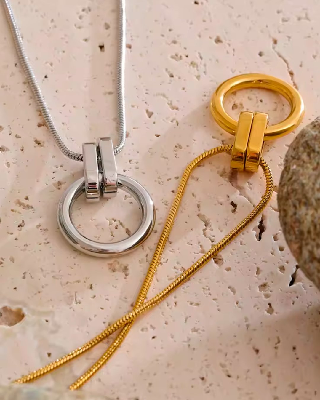 Colar Feminino Dourado com Pingente Redondo Elegante