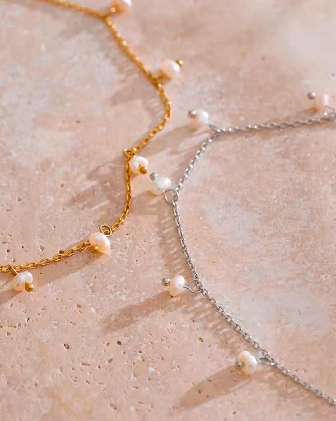 Pulseira Feminina Dourada com Pérolas Delicada