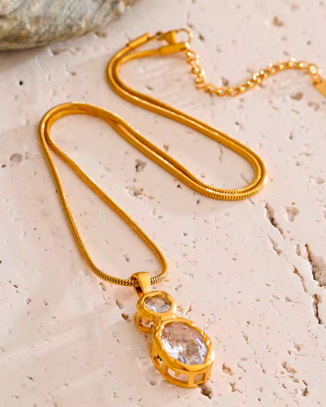 Colar Feminino Dourado com Zircônias Elegante