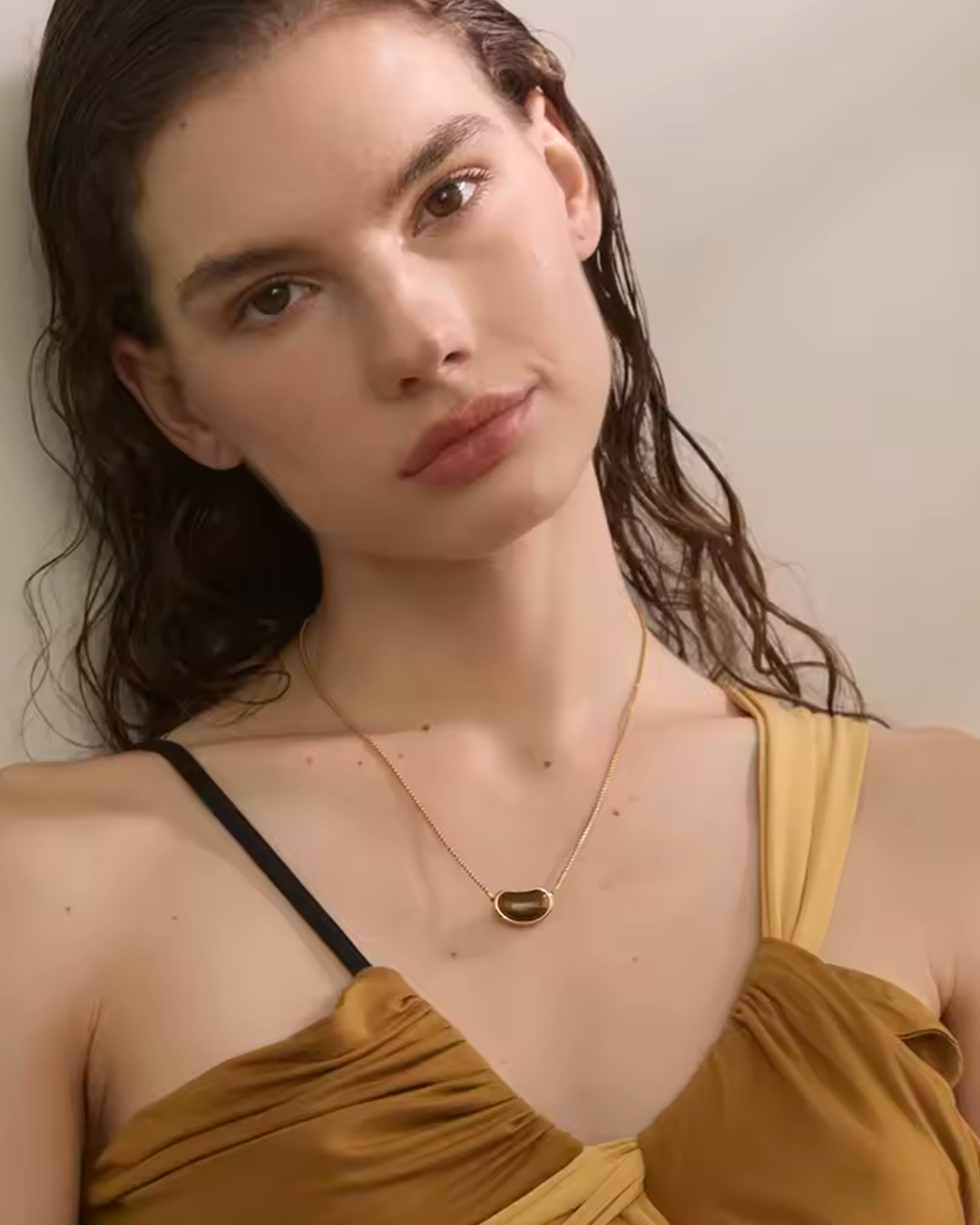 Colar Feminino Dourado com Pedra Oval Elegante