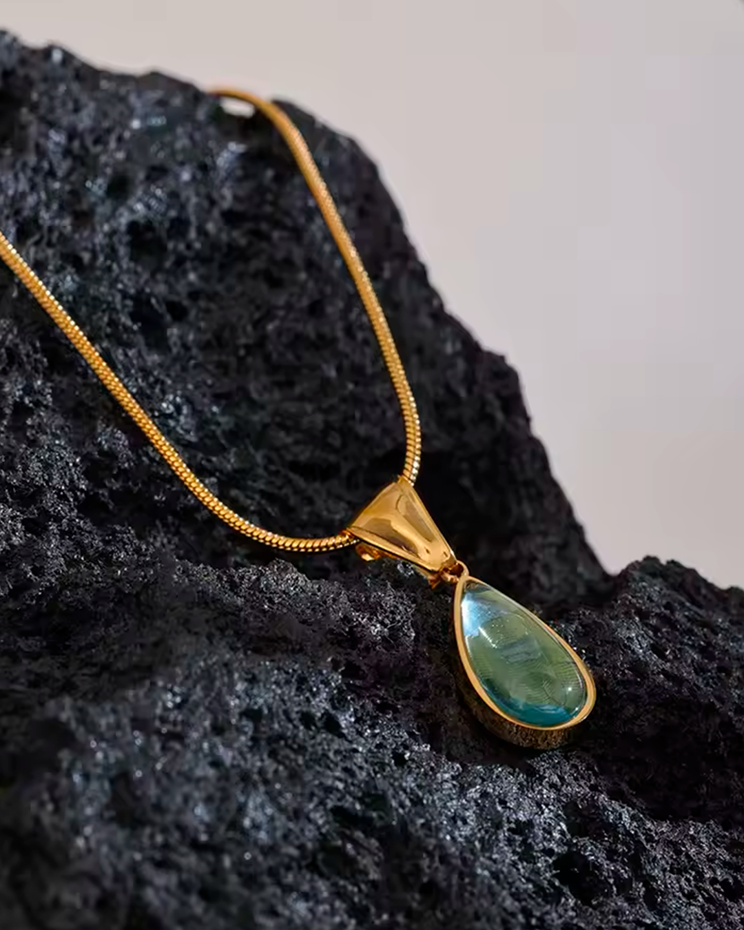 Colar Feminino Dourado com Pedra Gota Elegante