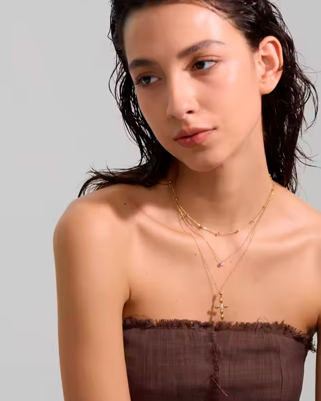 Colar Feminino Cruz Dourada com Zircônia Elegante