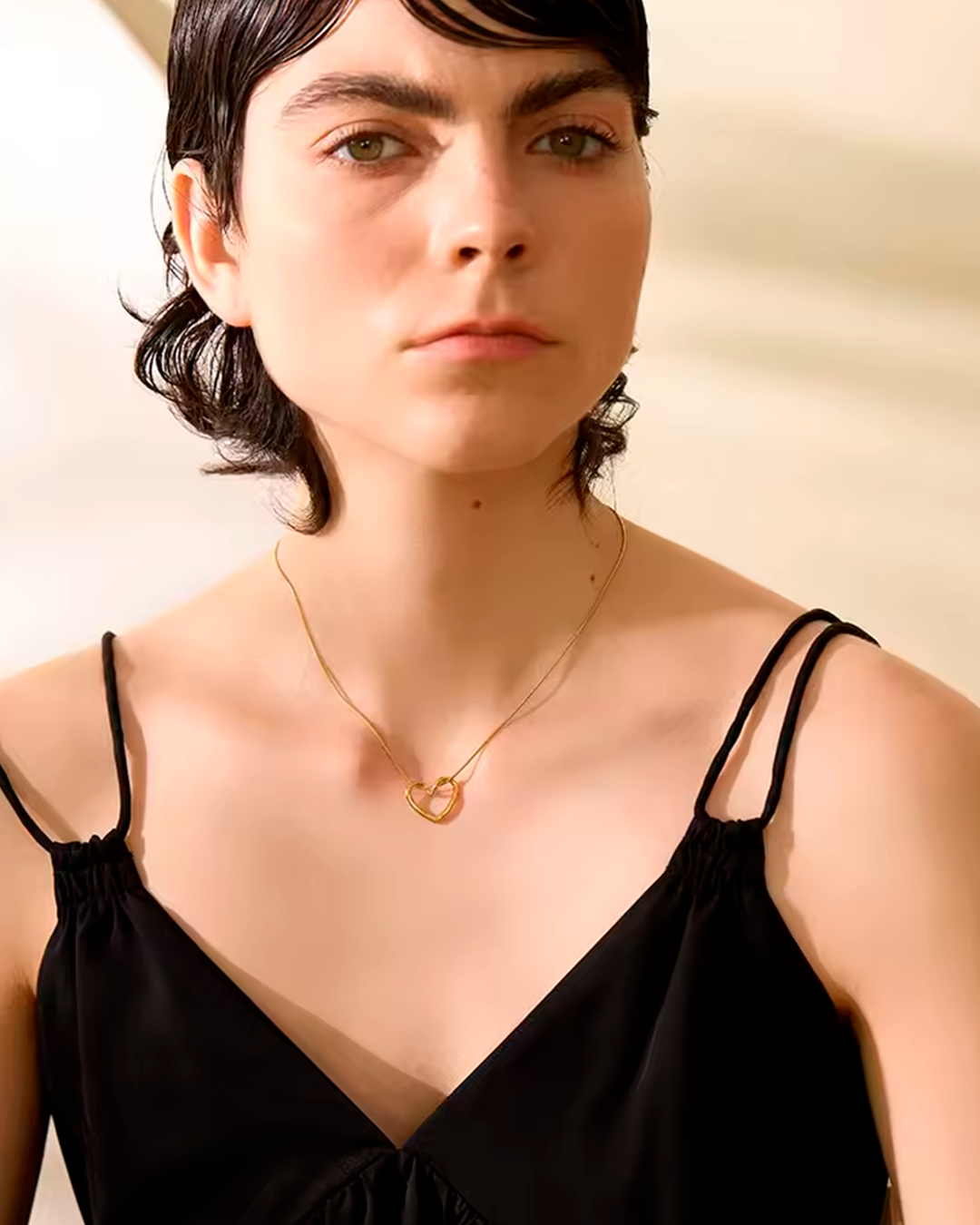Colar Feminino Coração Dourado Moderno