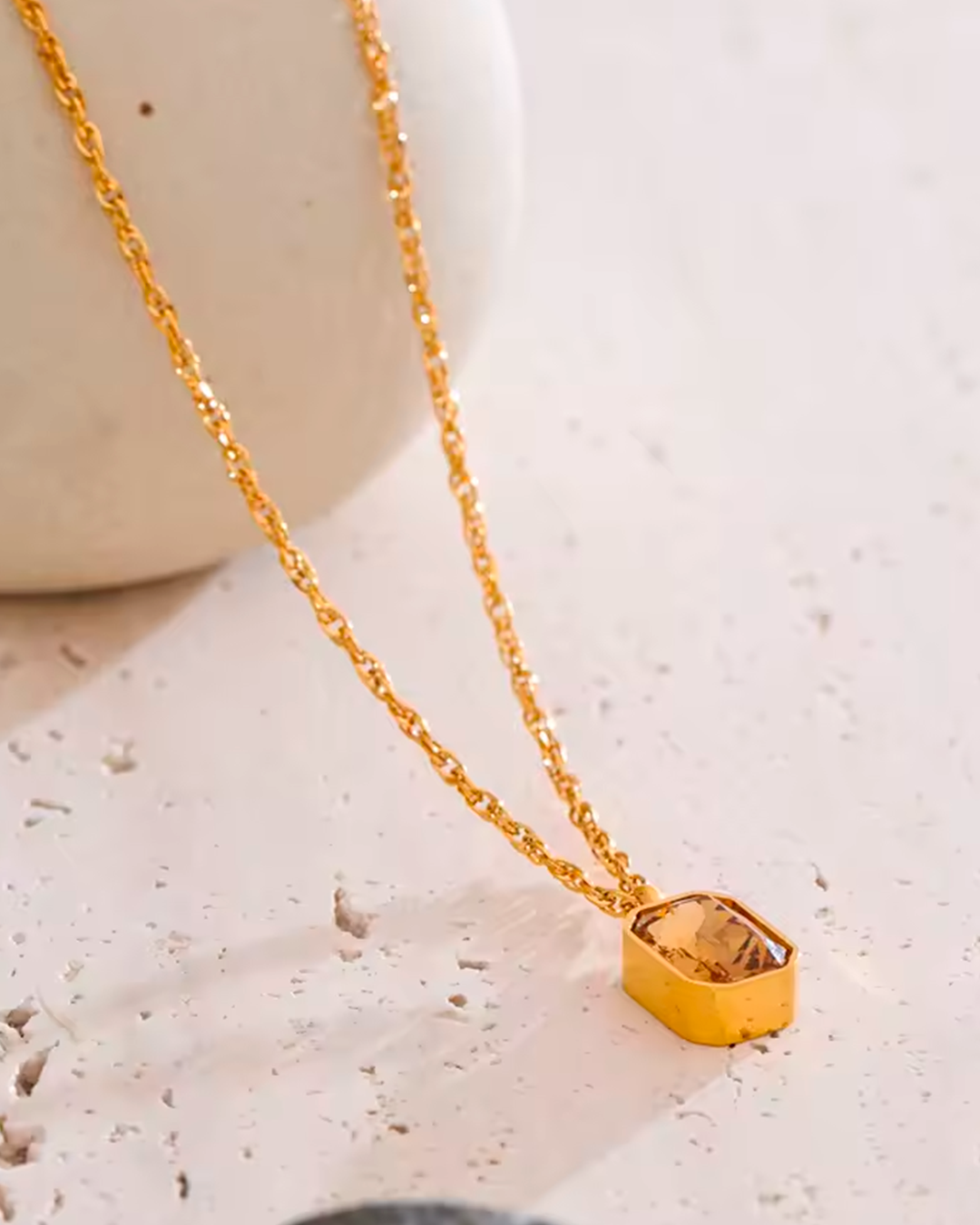 Colar Feminino Dourado com Zircônia Quadrada Elegante