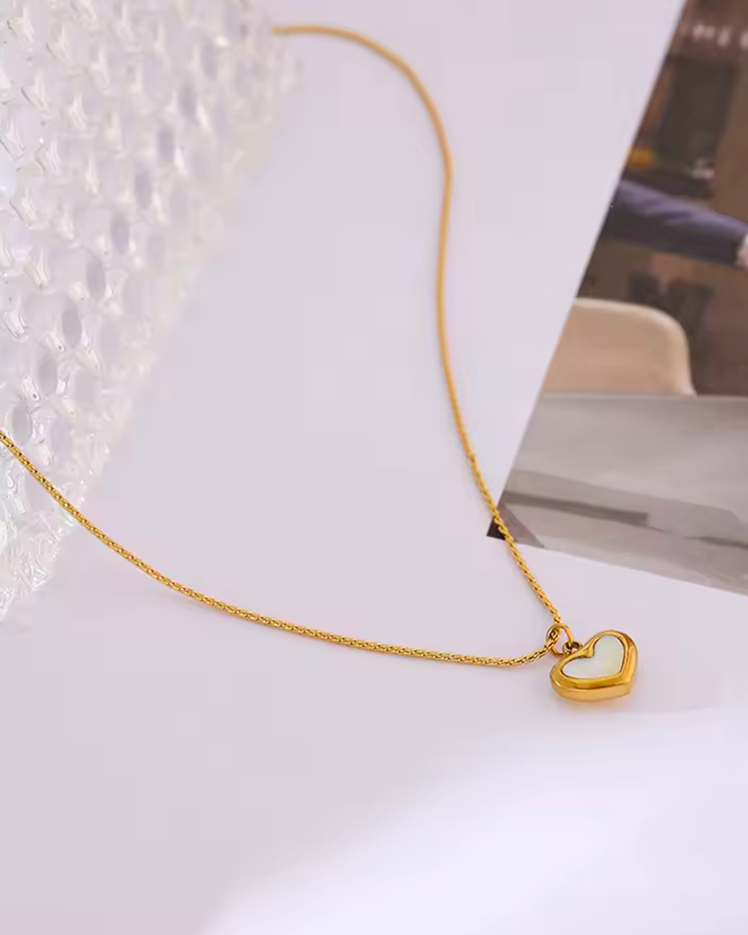 Colar Feminino Coração Vazado Dourado Elegante