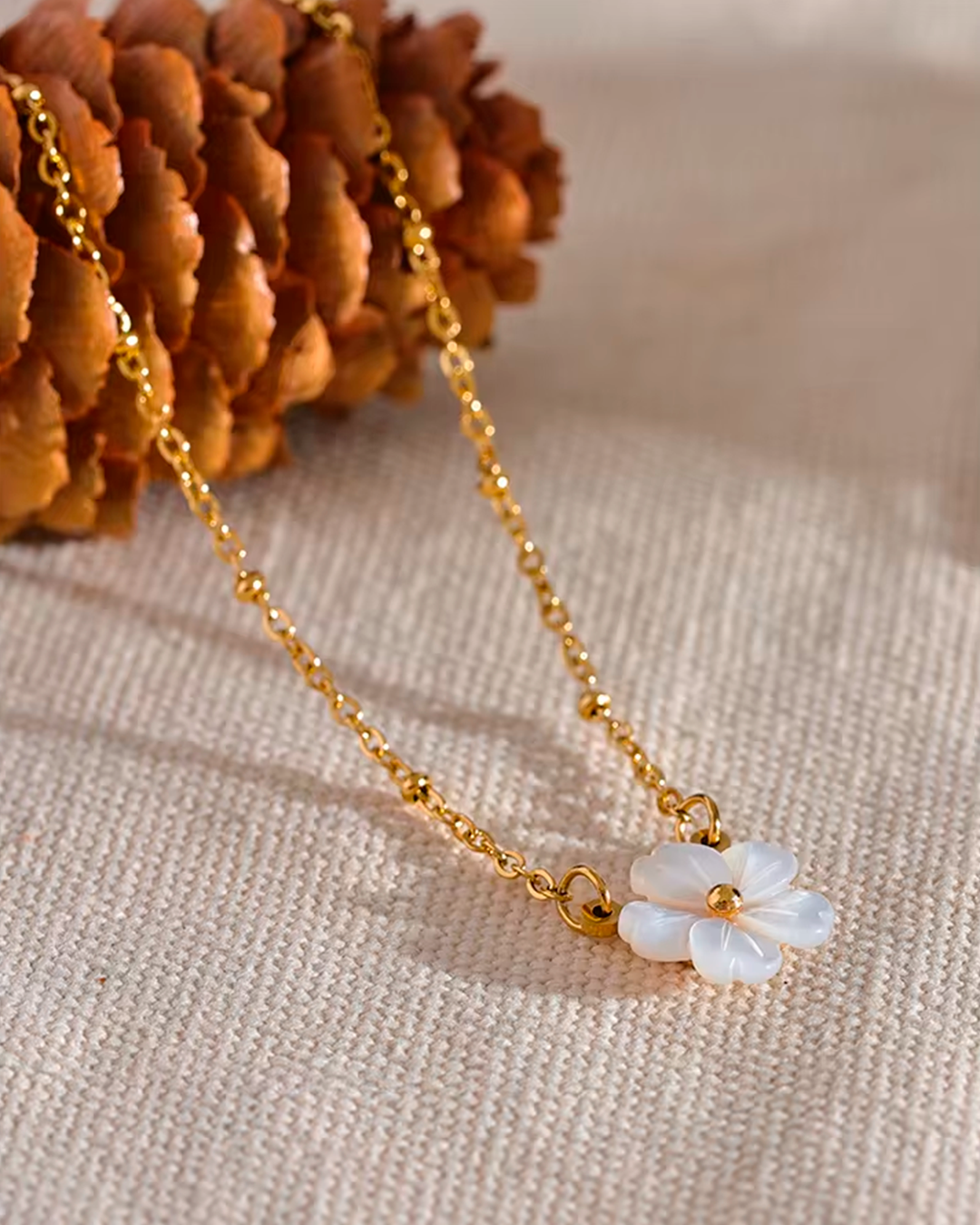 Colar Feminino Flor com Pérola Dourado Elegante