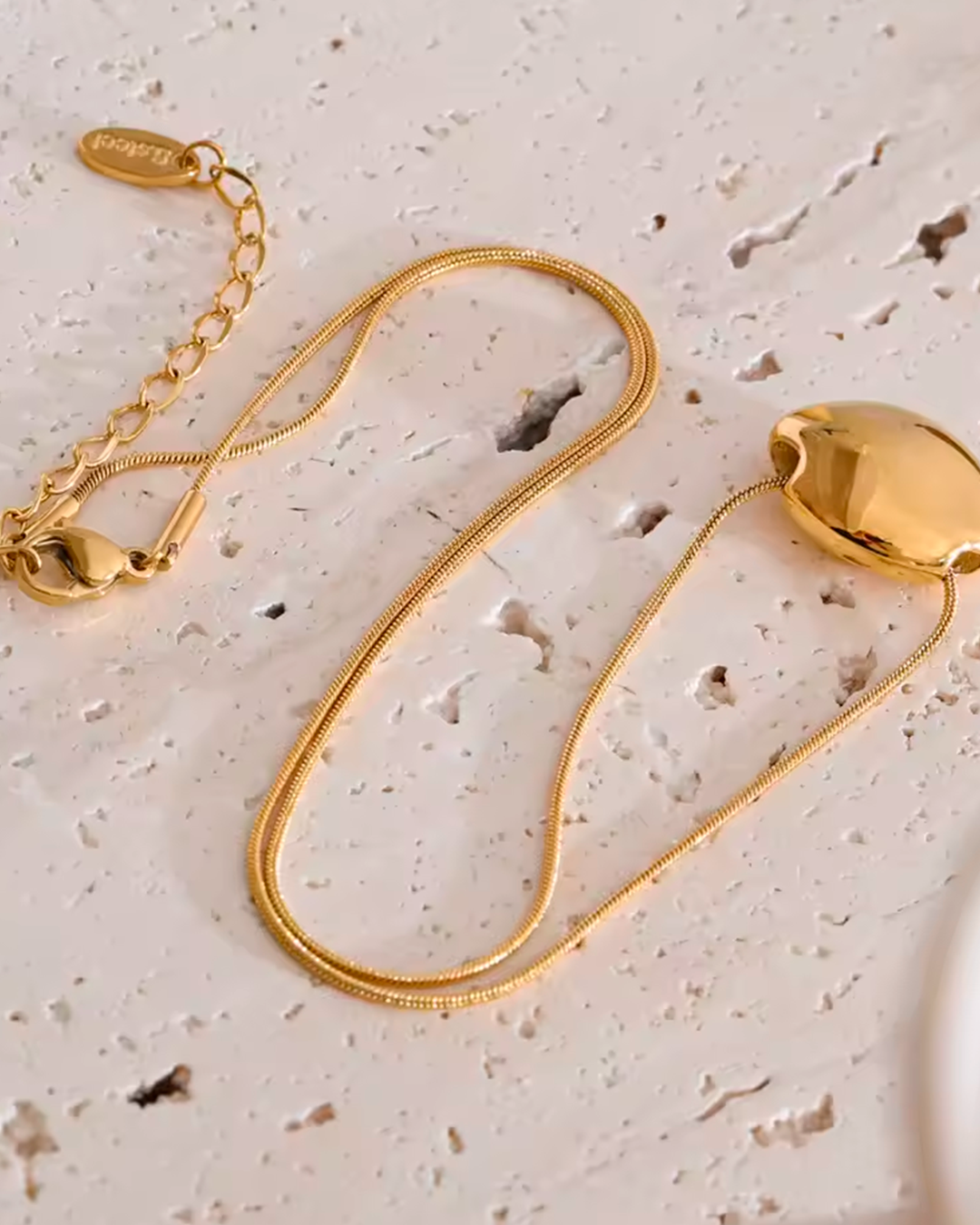 Colar Feminino Dourado com Pingente Orgânico Elegante