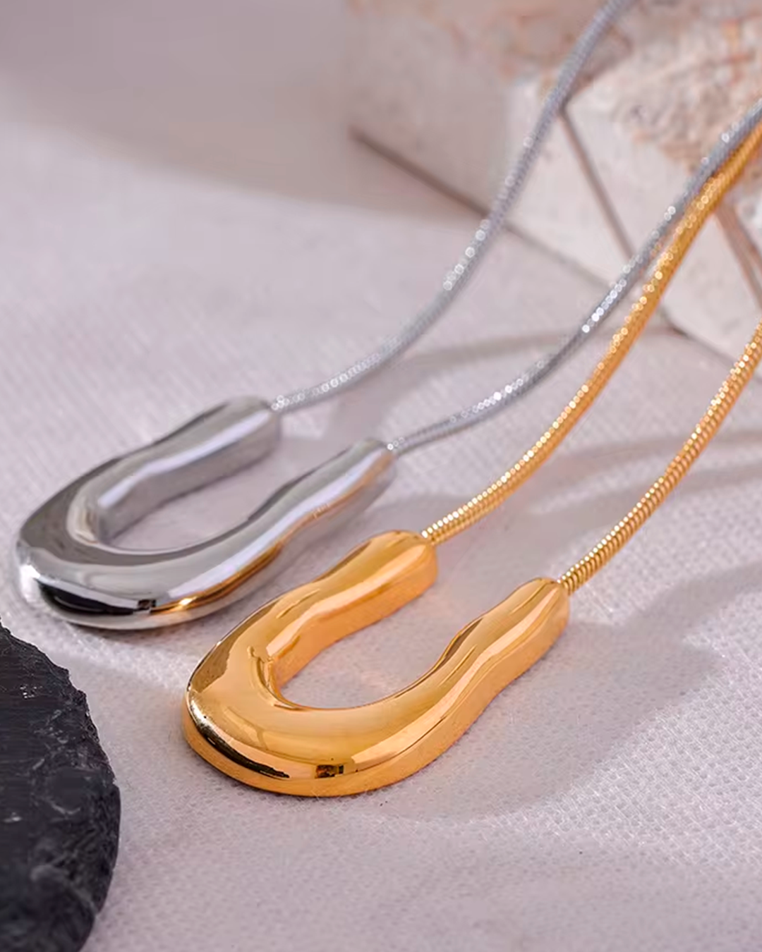 Colar Feminino Dourado com Pingente Ferradura Elegante