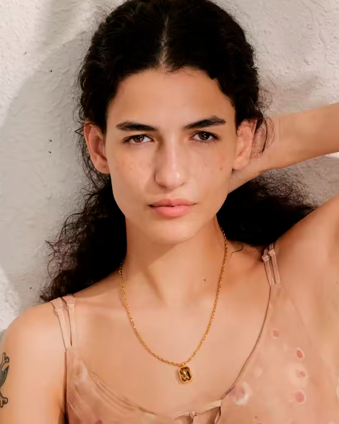 Colar Feminino Dourado com Zircônia Quadrada Elegante
