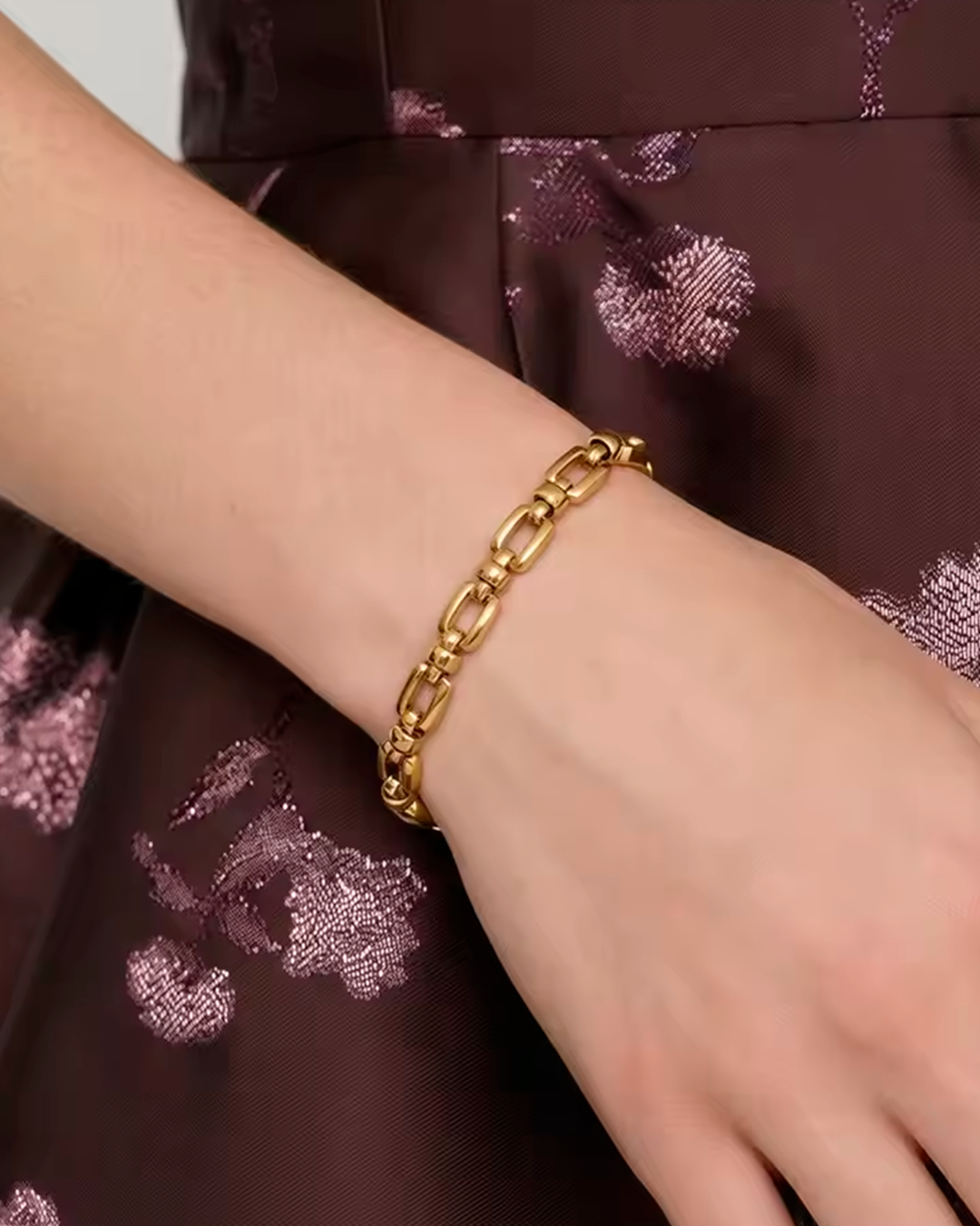 Pulseira Feminina Dourada com Elos Elegante