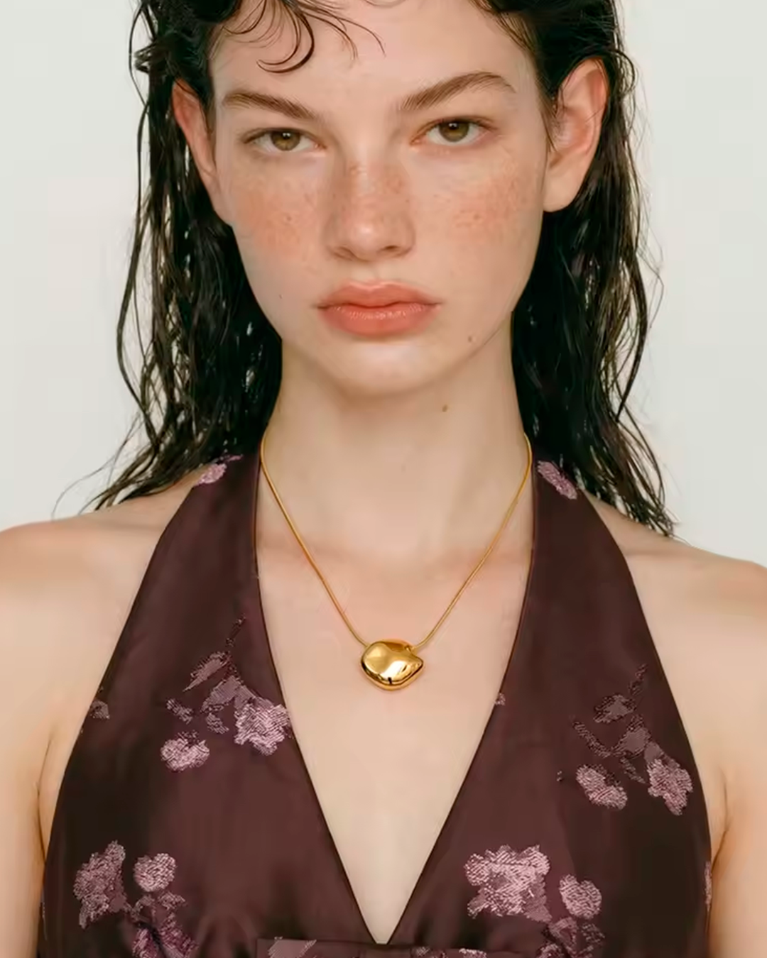 Colar Feminino Dourado com Pingente Orgânico Elegante