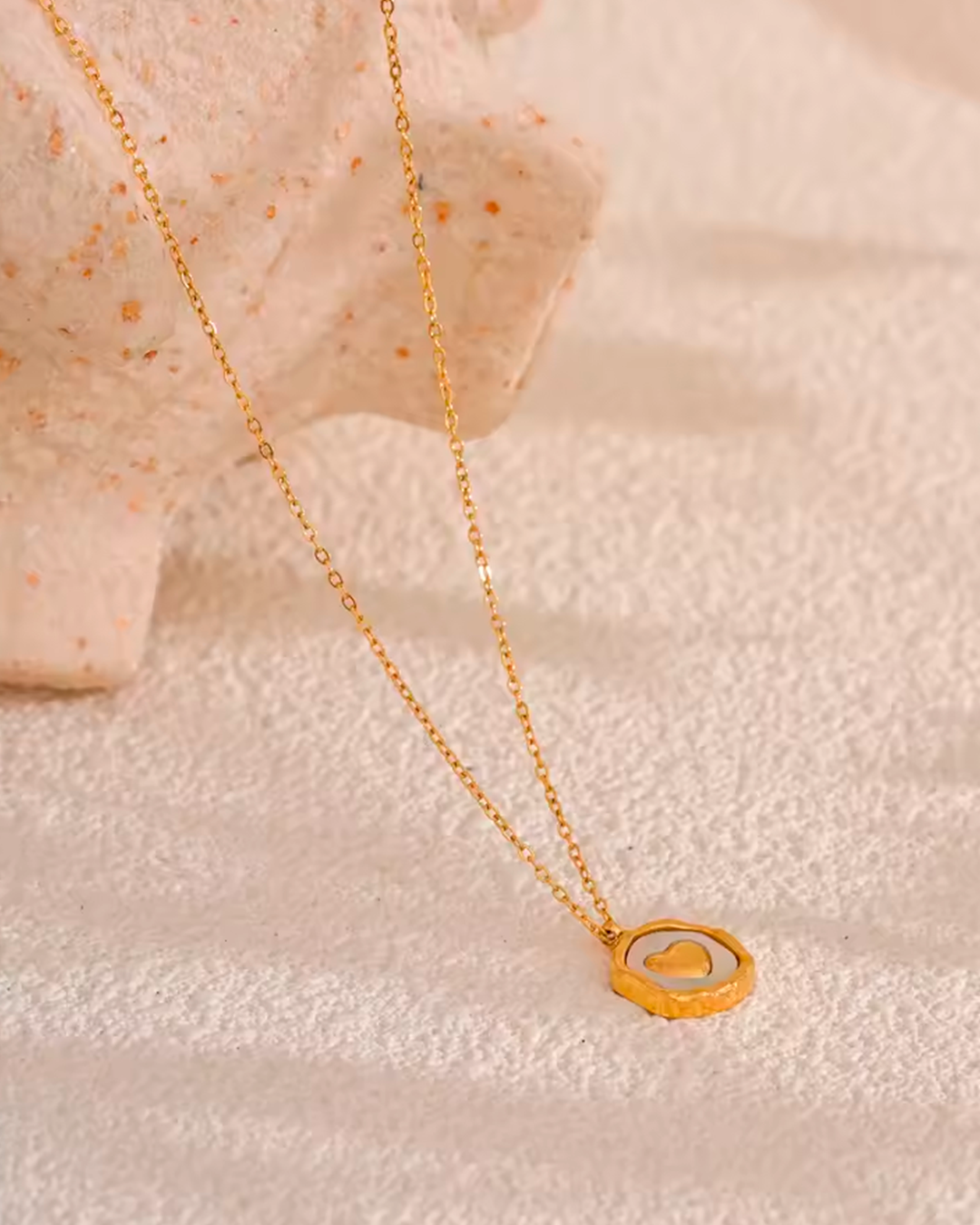 Colar Feminino Dourado Pingente Coração com Madrepérola