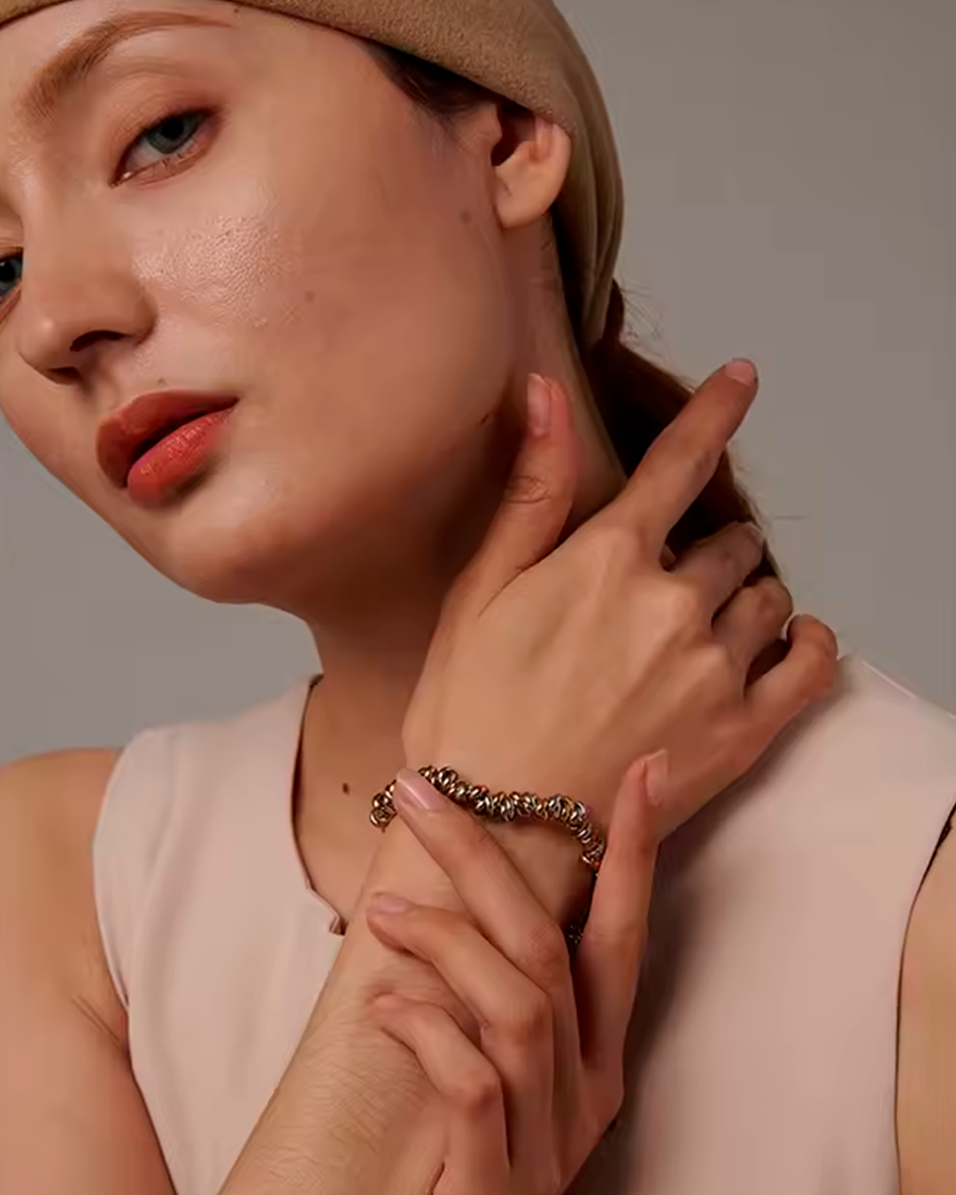 Pulseira Feminina Dourada com Elos Orgânicos Elegante