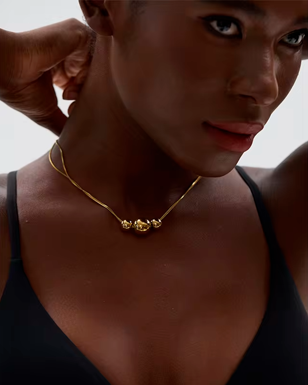 Colar Feminino Dourado com Esferas Elegante